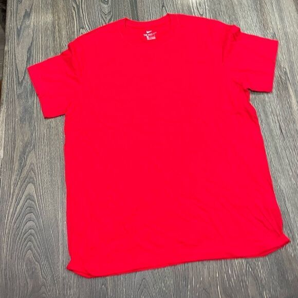 NWOT Nike T-Shirt Short Sleeve Athletic Cut Crew Neck Lightweight Red Large - Picture 1 of 3